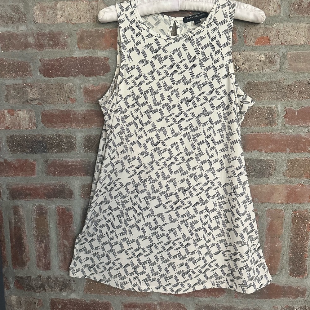 Sleeveless Patterned Dress in Gray and White